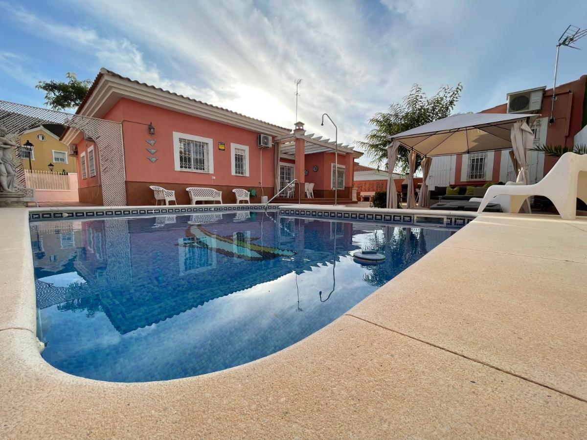 Сasa de vacaciones Agradable Casa Independiente Con Piscina Sevilla